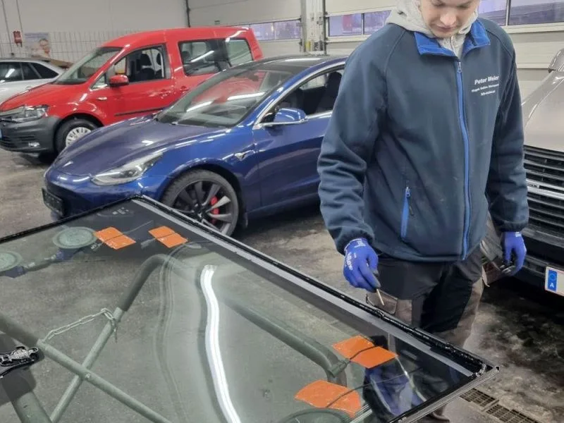Mitarbeiter bereitet eine Windschutzscheibe vor