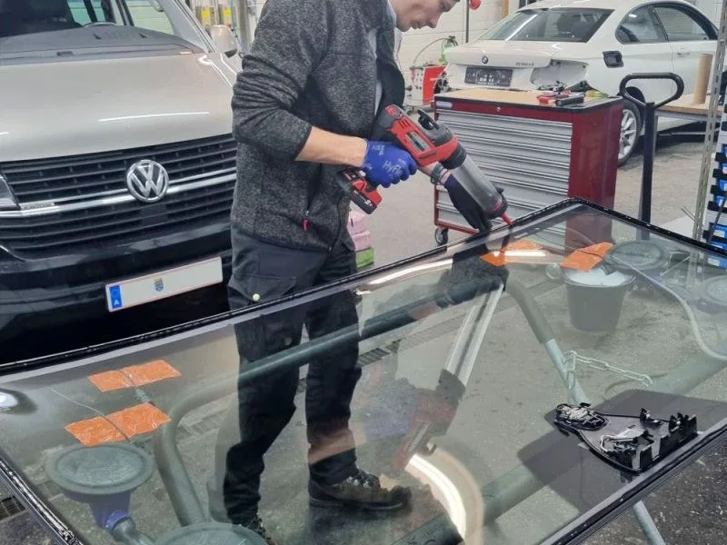 Mitarbeiter in der Werkstatt bei der Scheibenvorbereitung