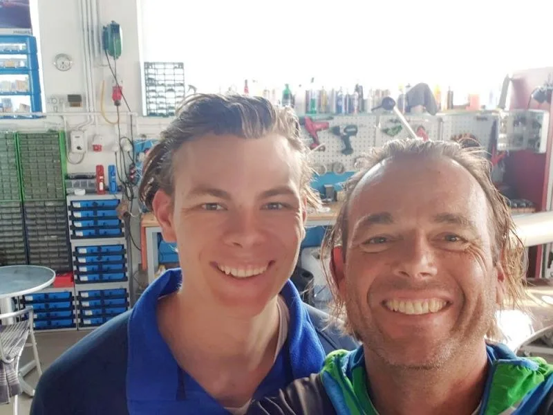 Peter Meier mit einem seiner Söhne in der Werkstatt