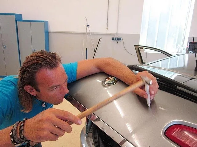 Peter Meier bei der Arbeit an einer Fahrzeugdelle