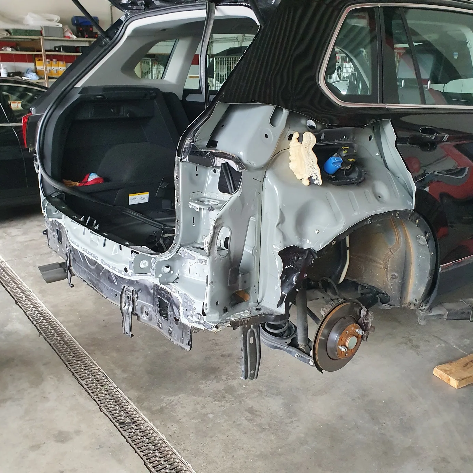 Fahrzeug mit zerlegter hinterer Karosserie in der Werkstatt