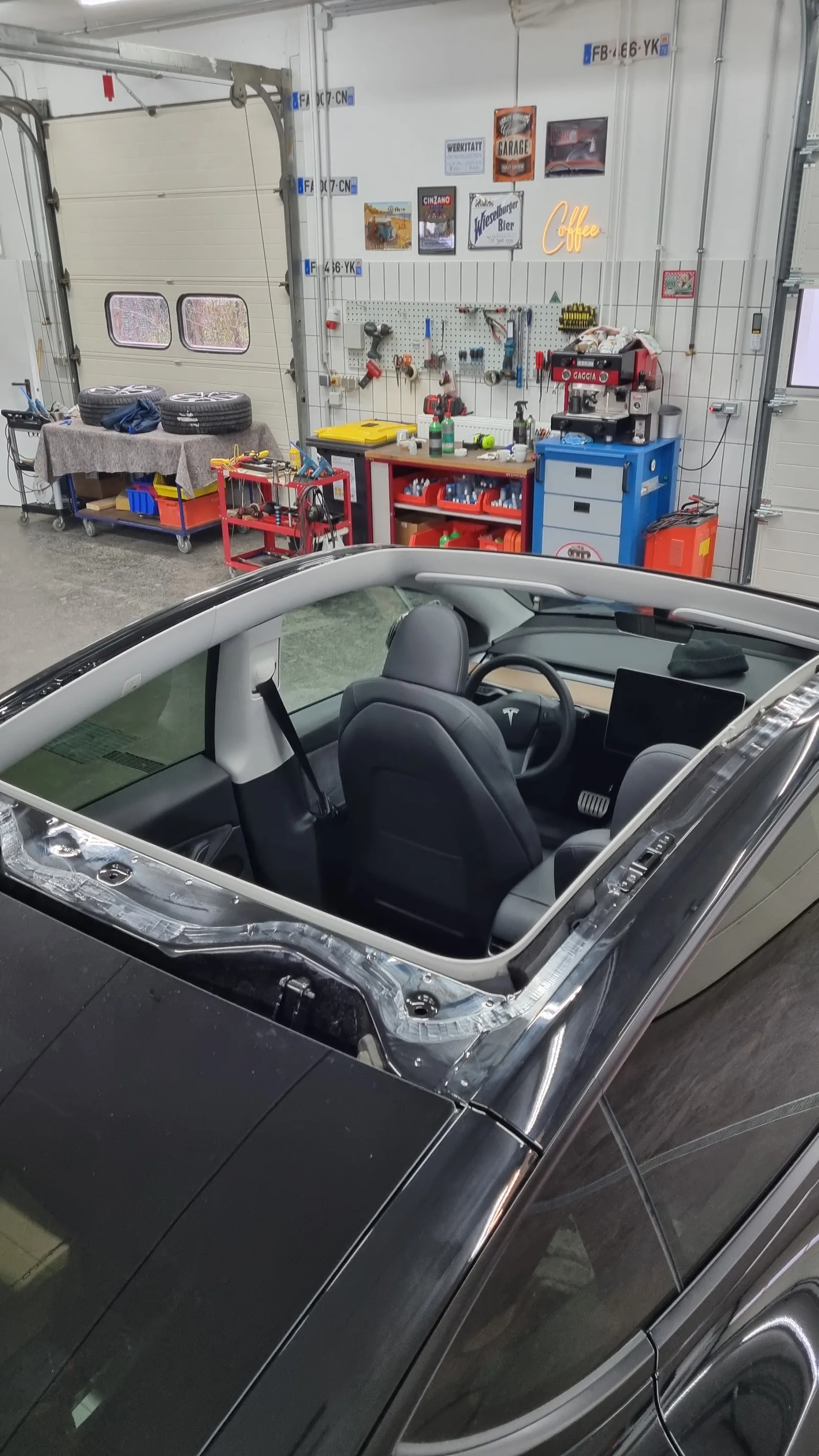 Tesla mit abgenommenem Glasdach in der Werkstatt