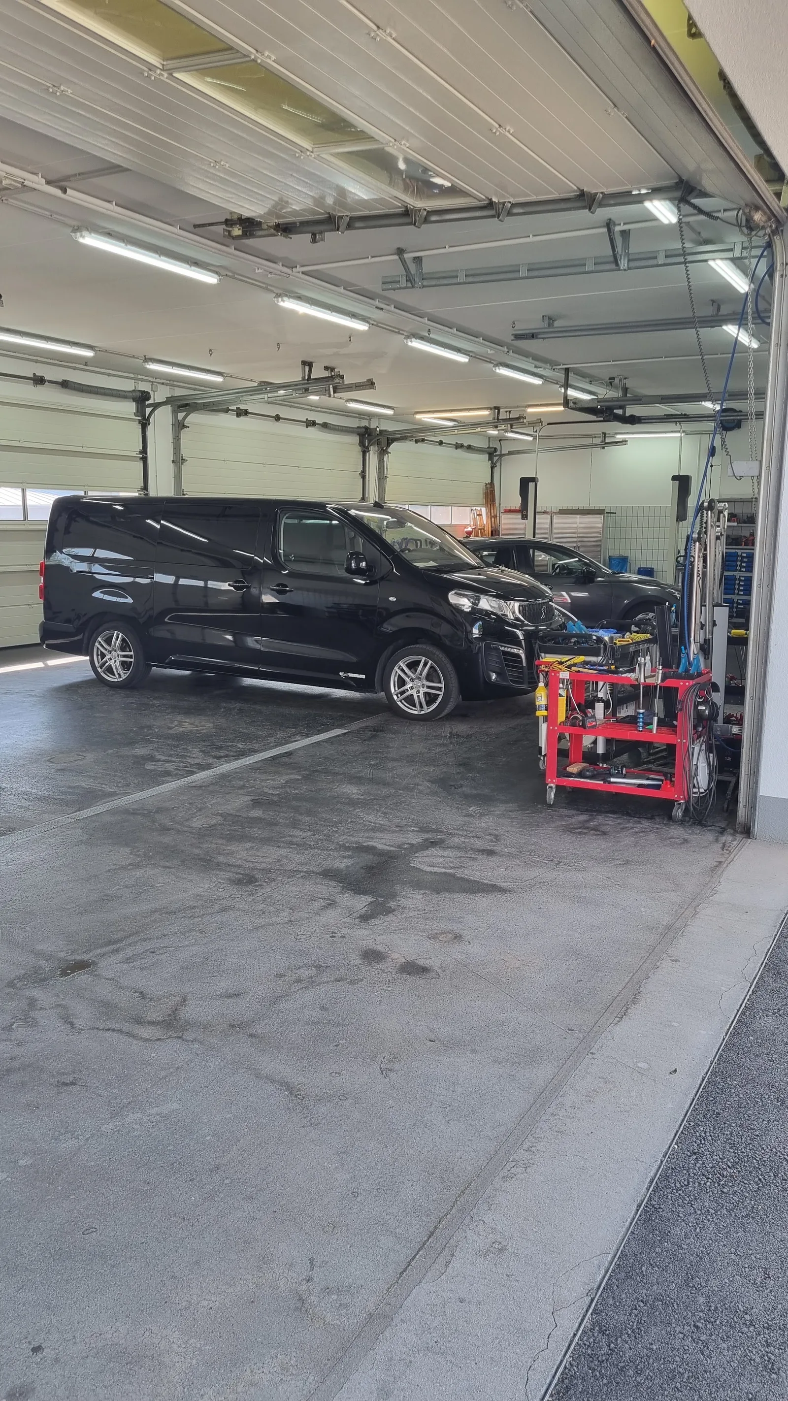 Werkstatthalle mit einem Kleinbus